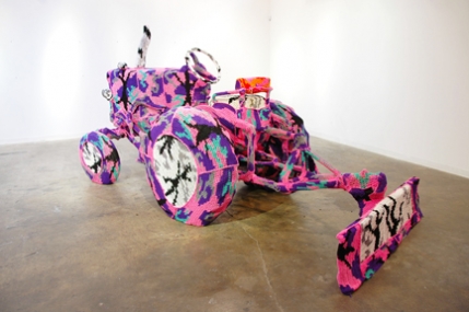 
	Tractor, trabalho de Agata Olek, da série Crocheted gallery
