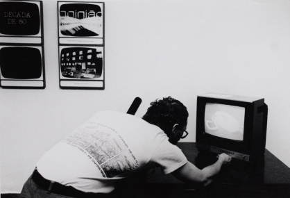 Eduardo Abramovay at the Tadeu Jungle's installation Vídeo Fone. I Festival Videobrasil, 1983, MIS, São Paulo.
